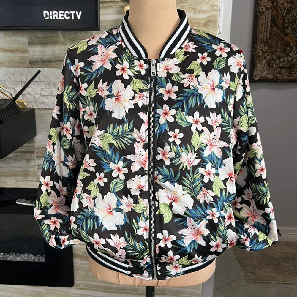 New Look Women’s Black Floral Jacket. Size XL (877)